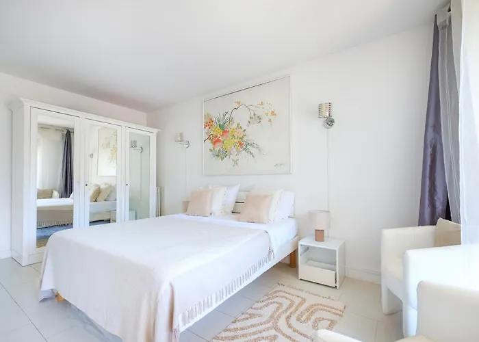 Center Sea And Sky * Cannes